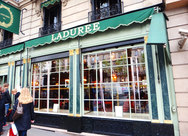 Fachada da Ladurée, em Paris, França