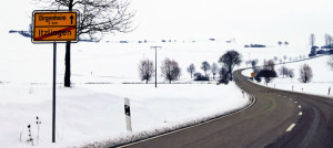 Estrada sinuosa e com neve na Alemanha