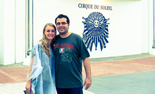 Eu (Patrícia Darugna) e meu marido em frente ao Cirque du Soleil em 2009