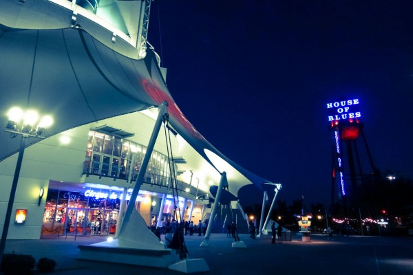 A tenda do Cirque du Soleil fica ao lado do Restaurante House of Blues