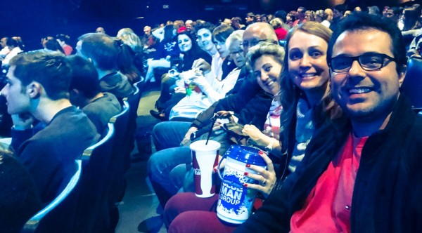 Nosso grupo de oito pessoas esperando e espetáculo começar