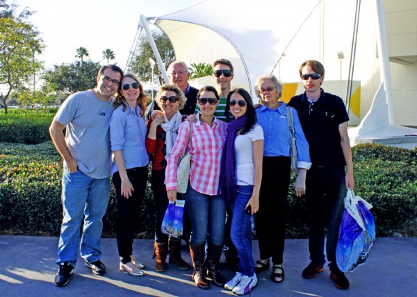 Família reunida em frente à tenda do Cirque du Soleil