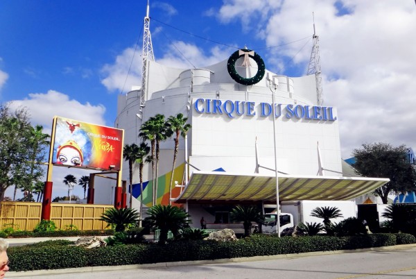 Tenda do Cirque du Soleil, em Downtown Disney, com a guirlanda de Natal