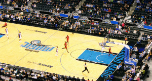 Toronto Raptor dando trabalho para o time da casa, o Orlando Magic, na Amway Arena