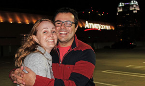 Eu e minha esposa no oitavo andar do prédio de estacionamento, com o Amway Center ao fundo