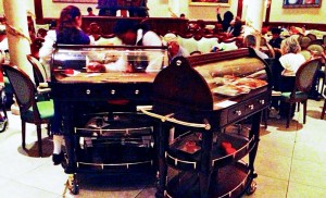 Os carrinhos onde a comida é trazida até a sua mesa no Be Our Guest Restaurant