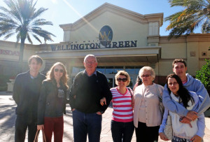 Família reunida em frente ao Mall at Wellington Green