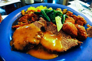 Meu prato, depois de uma visita às ilhas do buffet, no restaurante Tusker House