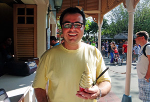 Meu marido, Alyson Darugna, posando com o Dole Whip recém servido no Aloha Isle