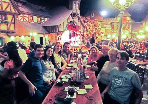 Família reunida com a réplica de uma pequena cidade alemã ao fundo