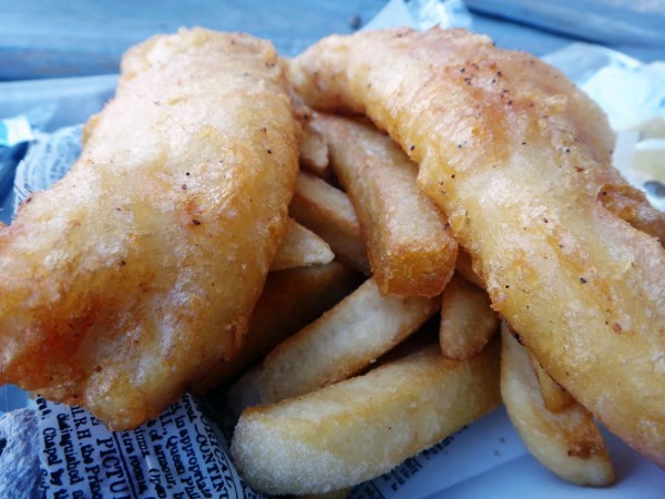 O delicioso prato típico britânico, Fish and Chips, como servido no Yorkshire County Fish Shop