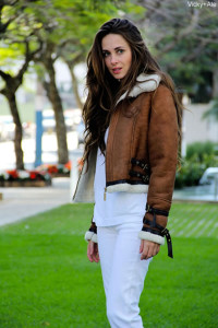 Vicky, do blog http://www.vickyale.com.br/ vestindo um lindo casaco