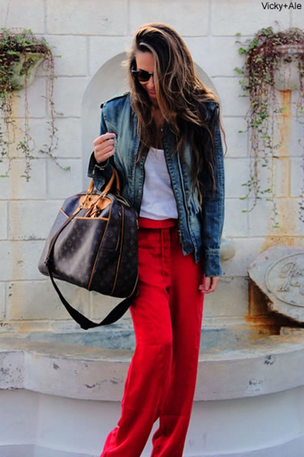 Vicky, do blog http://www.vickyale.com.br/, com uma bela bolsa de tamanho grande