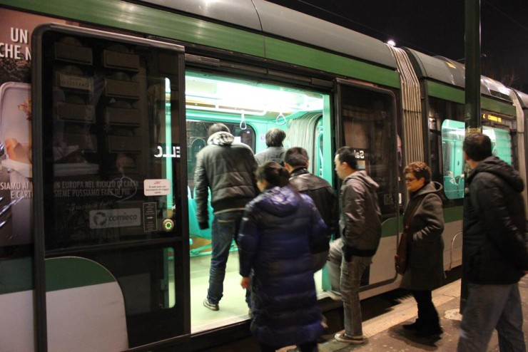 O trem urbano de Milão (TRAM) opera até altas horas da noite.