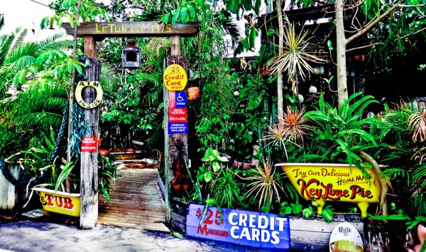 Entrada do restaurante Le Tub, em Hollywood, Flórida, Estados Unidos