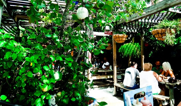 As mesas externas do Le Tub