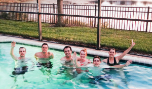 Nosso grupo aproveitando a piscina na casa alugada