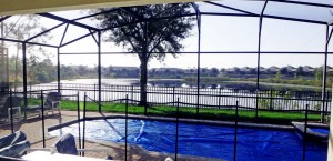 A piscina da casa alugada, ainda tampada