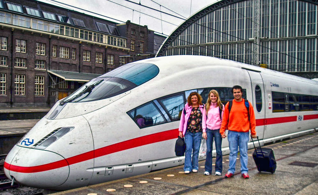 Na estação de trem em Amsterdã, Holanda, com o trem alemão ICE ao fundo.