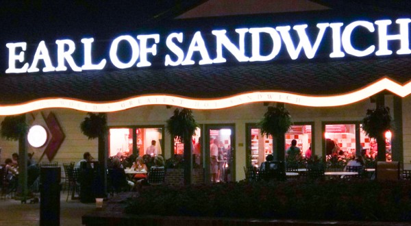 Vista noturna do Earl of Sandwich em Disney Springs