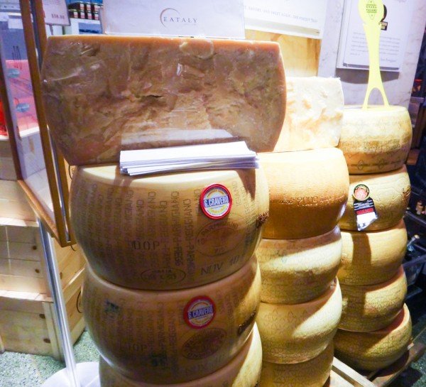 Pilhas de discos de queijo Parmigiano-Reggiano Eataly NYC