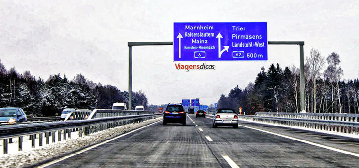 Autoestrada alemã (Autobahn) com um pouco de neve nas laterais