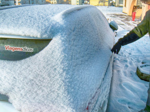 Nosso carro coberto de neve em Lamon, Itália