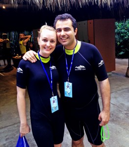 Eu e minha esposa já com as roupas de borracha