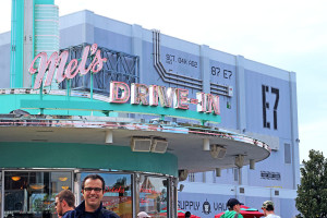 Transformers: The Ride-3D ao fundo, no parque Universal Studios Florida