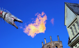 O dragão que cospe fogo no Beco Diagonal - Diagon Alley, no parque Universal Studios Florida
