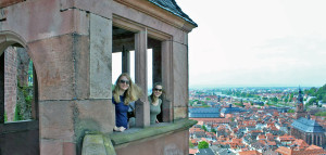 Um dos patamares de observação do Schloss Heidelberg, com vista para a Heiliggeistkirche ao fundo