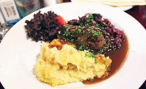 Enrolado de carne, purê de batatas, e repolho roxo no Restaurante Perkeo, em Heidelberg