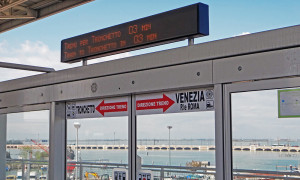 Mostrador eletrônico indicando o tempo que falta até a chegada do próximo People Mover