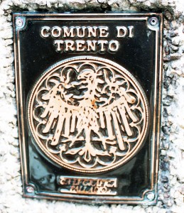Placa metálica da Comune di Trento