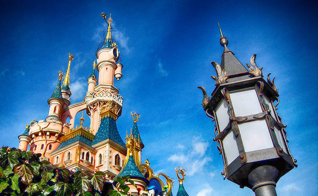 O Castelo da Belo Adormecida, peça central do parque Disneyland Paris