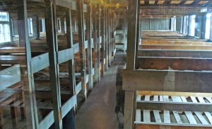 Área ode dormiam os prisioneiros do Campo de Concentração Sachenhausen, nos arredores de Berlim