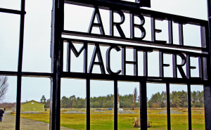 Placa Arbeit Macht Frei, na entrada do Campo de Concentração Sachenhausen, nos arredores de Berlim