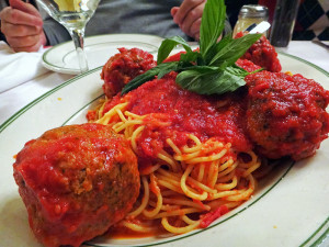 Pasta con Polpette no Tony's di Napoli, em NYC