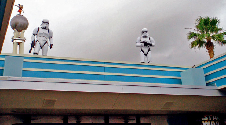Clone troopers, vistos sobre a área de acesso ao parque Hollywood Studios durante a Star Wars Weekends