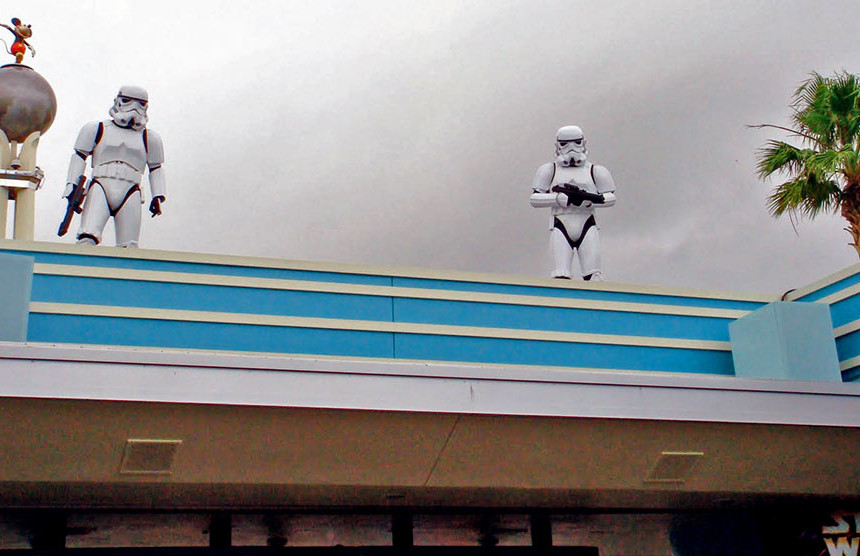 Clone troopers, vistos sobre a área de acesso ao parque Hollywood Studios durante a Star Wars Weekends