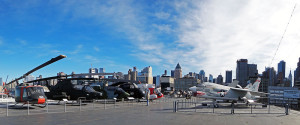 Panorama do deck mais alto do porta-aviões Intrepid, ancorado em Nova Iorque
