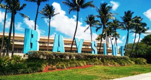 O letreiro do Bayside com o seu prédio de estacionamento visto logo atrás