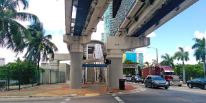 Acesso à Freedom Tower Metromover Station
