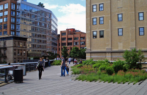 O parque linear High Line, que ocupa o espaço de uma antiga linha elevada de trem