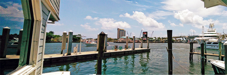 Panorama da vista para o canal e a Fort Lauderdale Marina a partir do Restaurante 15th Street Fisheries