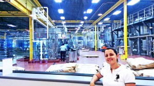 A produção na Florida Beer Company pode ser vista através de um vidro.