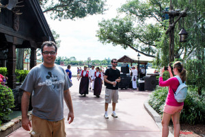 Posando de olhos fechados no Pavilhão da Noruega, no parque Epcot
