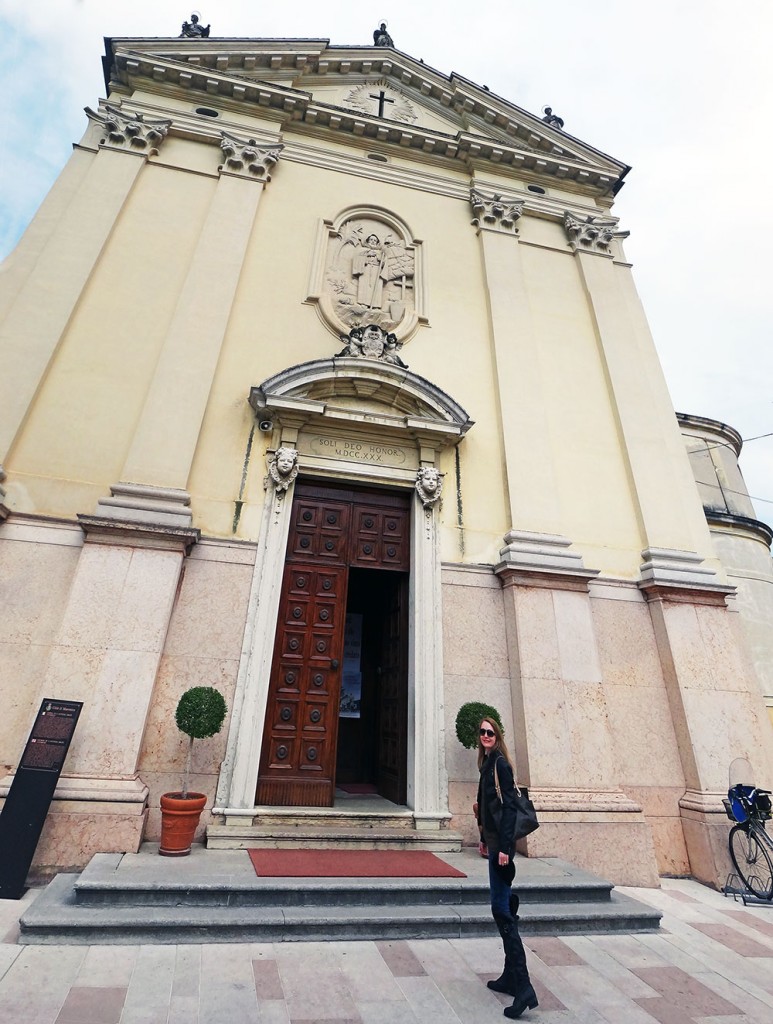Paty em frente à igreja em Marostica