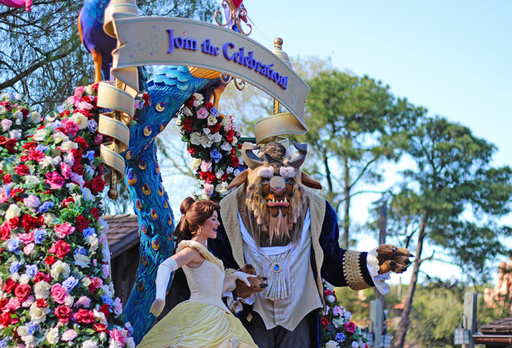 A Bela e a Fera no desfile Festival of the Fantasy Parade, no parque Disney's Magic Kingdom