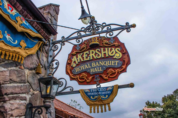 Placa do Restaurante Akershus, no parque Epcot, em Janeiro 2015